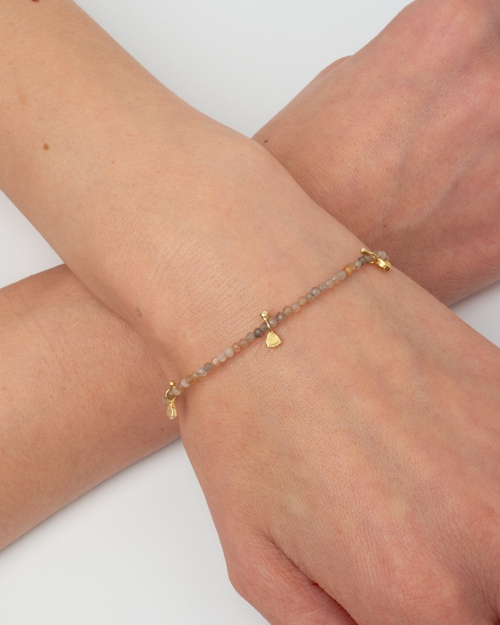 Armband mit rosa Turmalin und Blüten Charms - Fleurs des Prés Jewelry