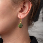 Ohrringe Disque mit grünem Serpentin - Fleurs des Prés Jewelry