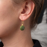 Ohrringe Disque mit grünem Serpentin - Fleurs des Prés Jewelry
