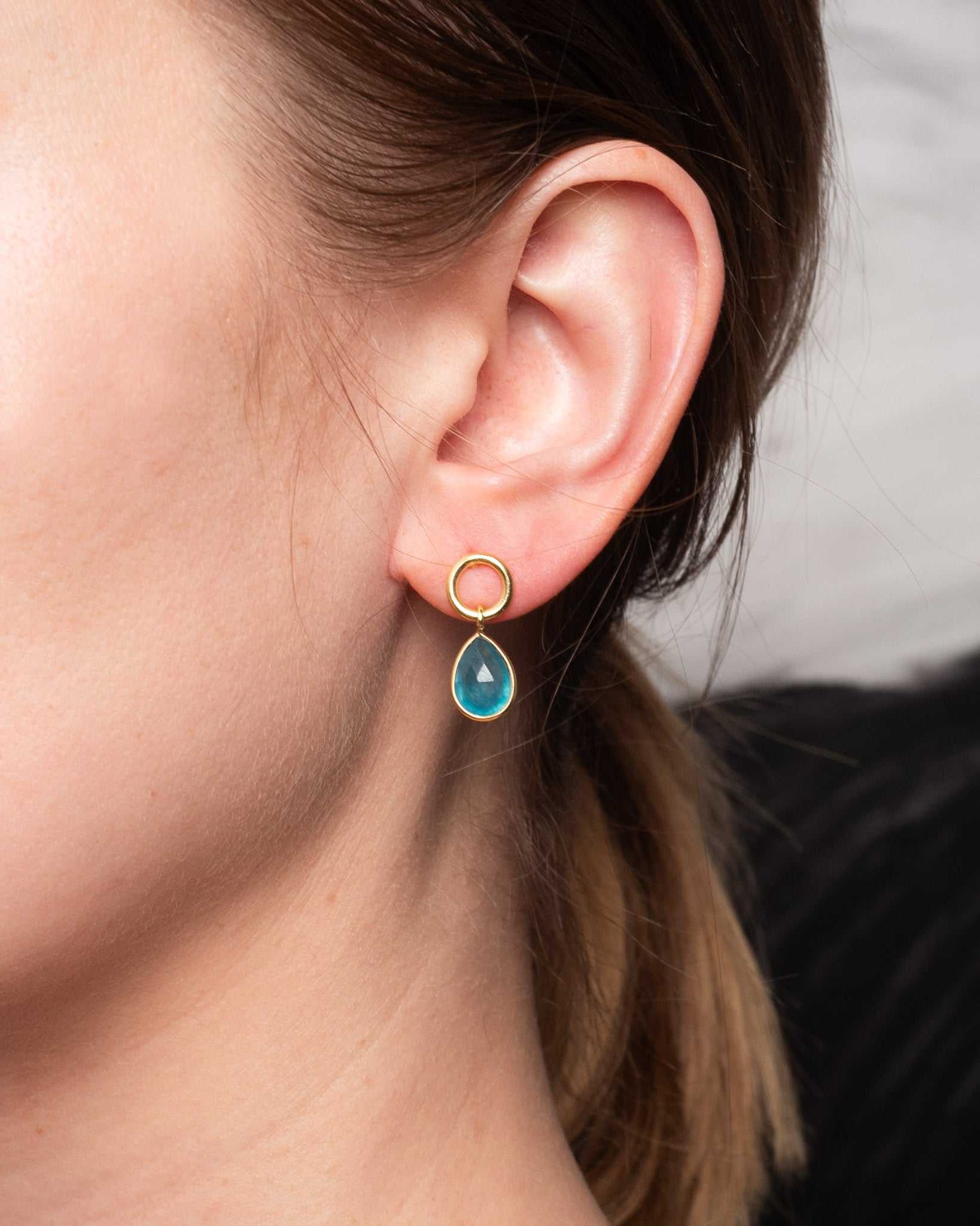 Ohrstecker Pauline mit Ring und neonblauer Jade - Fleurs des Prés