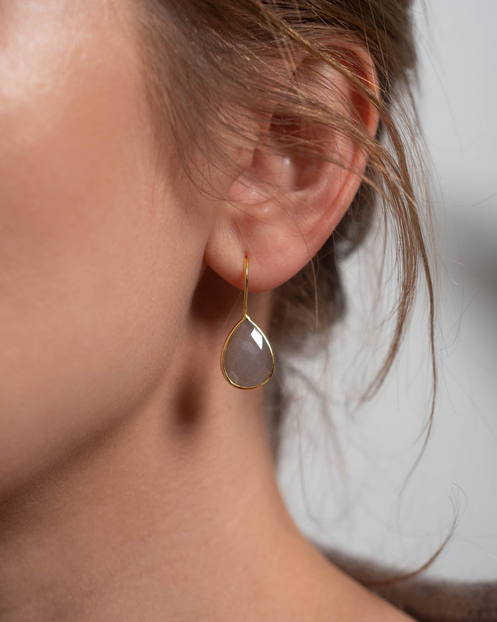 Ohrhänger Lisette Grauer Mondstein - Fleurs des Prés Jewelry