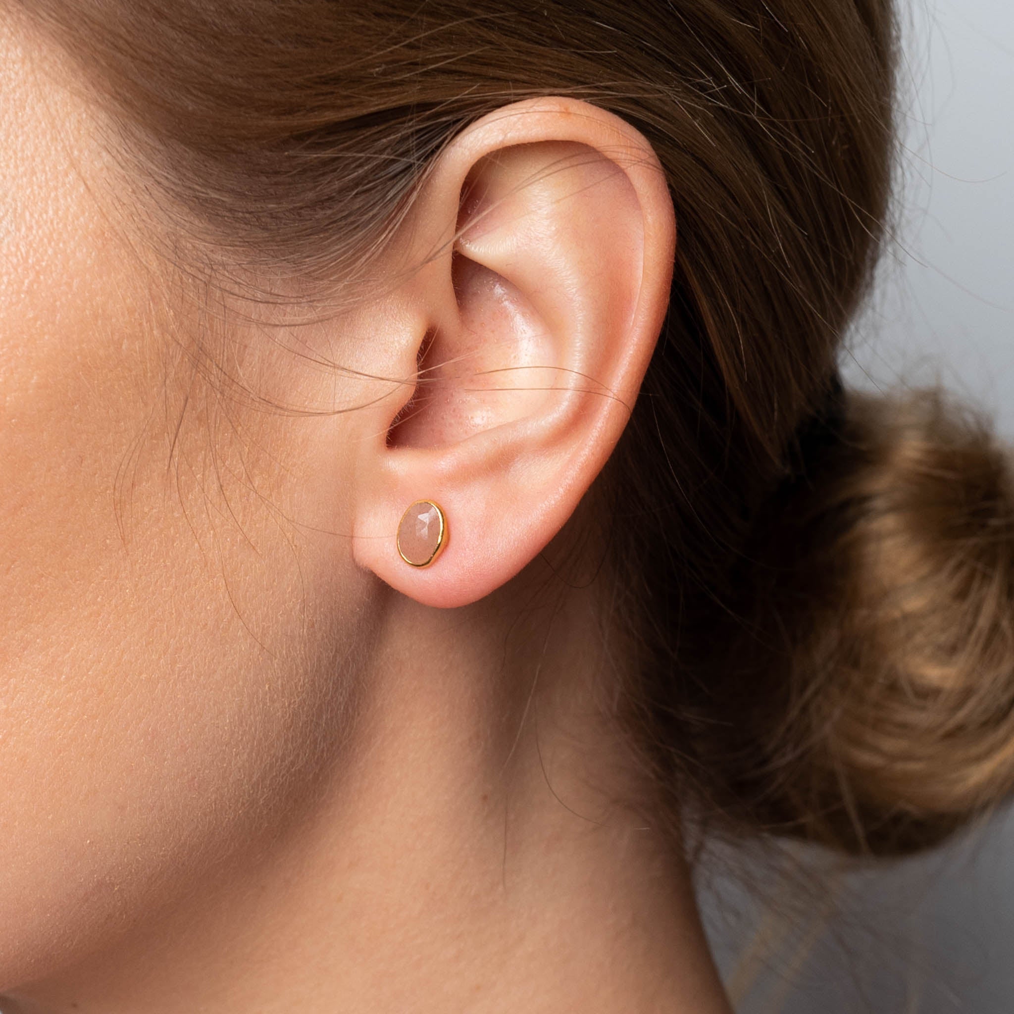 Ohrstecker Dinah Oval Peach Moonstone - Fleurs des Prés Jewelry