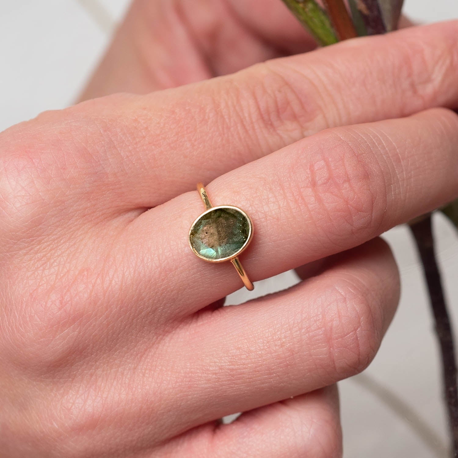 Ring Aline Oval Labradorite - Fleurs des Prés Jewelry